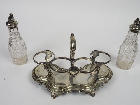 Porte condiments anglais de style Rocaille en argent, deux flacons en 