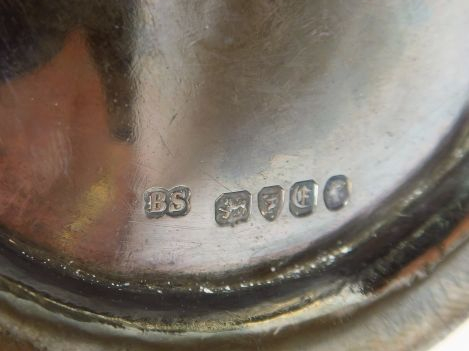 Porte condiments anglais de style Rocaille en argent, deux flacons en 