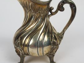 	Pot à lait de style rocaille en argent, poinçon Minerve, décor de côt