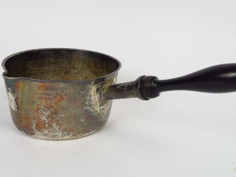 	Casserole en argent, poinçon Minerve, monogrammée, manche ébène.   	 