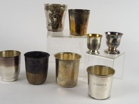 Quatre timbales en argent Deux coquetiers en argent, poinçon Minerve. 