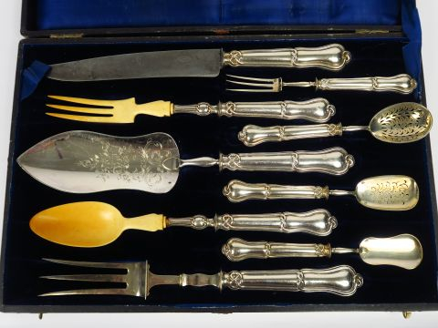 Dans un écrin monogrammé NE : ensemble de pièces à servir en argent, p