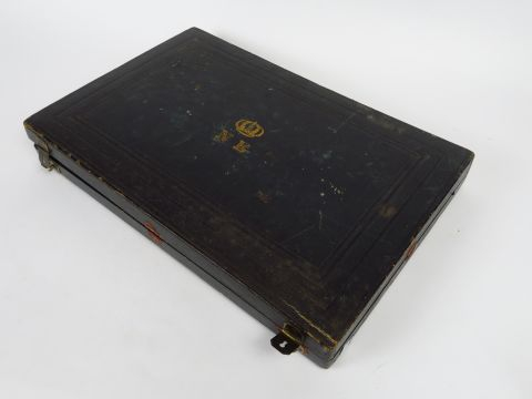 Dans un écrin monogrammé NE : ensemble de pièces à servir en argent, p