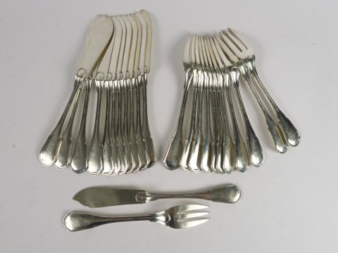 Couverts à poisson en argent (titre 800).  	Poids : 1.2 kg