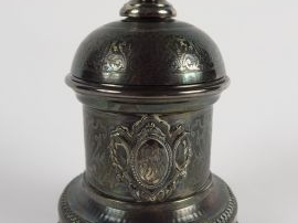 Sonnette de table en argent, poinçon Minerve, à décor guilloché et mon