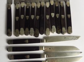 Suite de couteaux à fruits et à fromage manche ébène : six lames argen