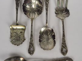 Quatre pièces de service à douceurs de style Art Nouveau, en argent, p