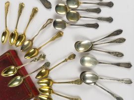 Dans un coffret : deux différentes suites de 6 cuillères en vermeil, p