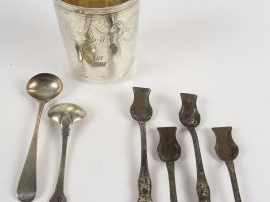 Timbale en argent, 4 cuillères à sel de style Rocaille, 2 cuillères à 