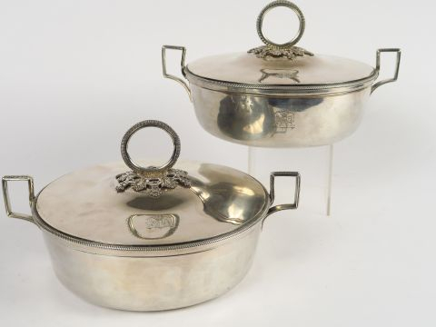 Paire de légumiers en argent, armoriés.  1903 g