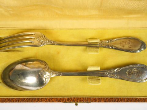 Dans son écrin, un couvert en argent, poinçon Minerve