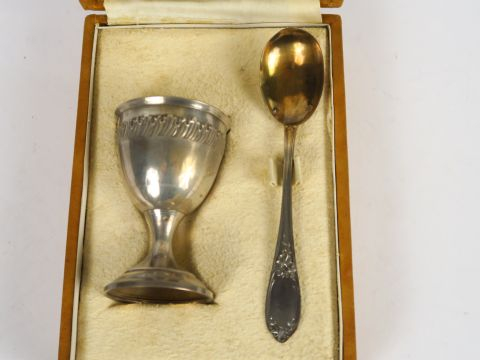 Dans son écrin, coquetier et cuillère en argent, poinçon Minerve