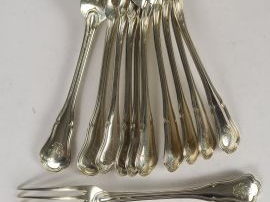 6 couverts en argent, modèle au filet, violonné et monogrammé. Poids :