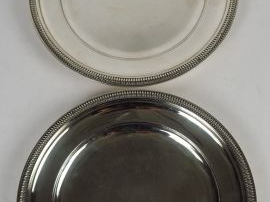 Paire de plats ronds, en argent, poinçon Minerve, à décor de godrons. 