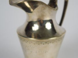 Verseuse en argent gravée d'un prix et datée 1804. Poids : 112 g