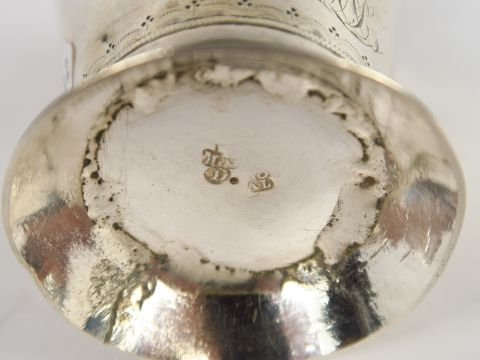 Verseuse en argent gravée d'un prix et datée 1804. Poids : 112 g