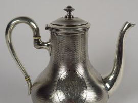 ODIOT. Théière en argent, à décor guilloché et monogrammé dans un cart