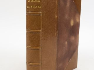 LA CHANSON DE ROLAND. Texte critique. Traduction et commentaire par Lé