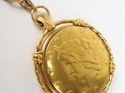 Chaîne or jaune et pendentif cachant une montre en plaqué or. Poids de
