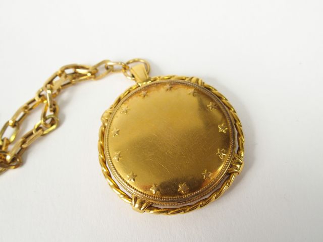 Chaîne or jaune et pendentif cachant une montre en plaqué or. Poids de