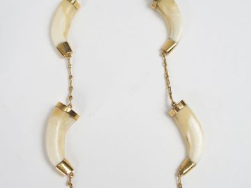 Collier monture or jaune et 5 griffes.