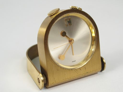 HERMES. Pendulette de poche en laiton, fond acier brossé, monogrammé H