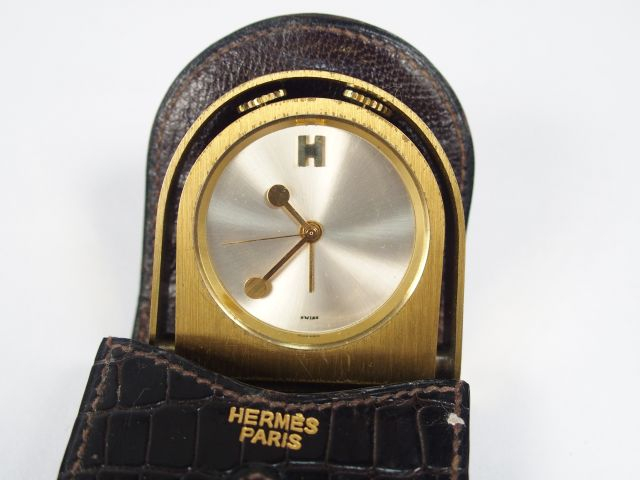 HERMES. Pendulette de poche en laiton, fond acier brossé, monogrammé H