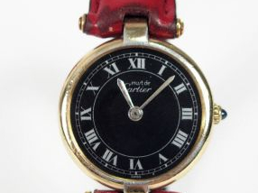 CARTIER, "les must". Montre de dame, boitier rond en plaqué or, fond n