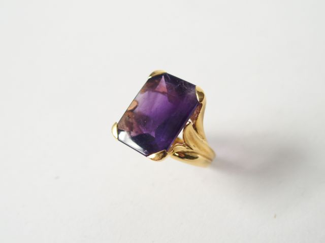 Bague monture or jaune de style Art Nouveau, ornée d’une améthyste tai