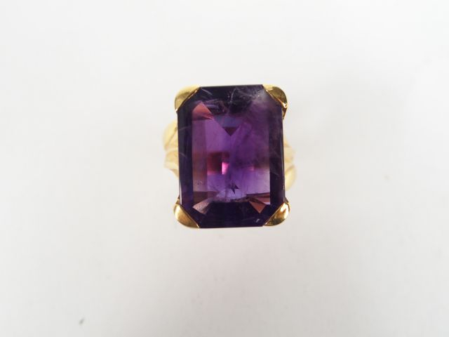 Bague monture or jaune de style Art Nouveau, ornée d’une améthyste tai