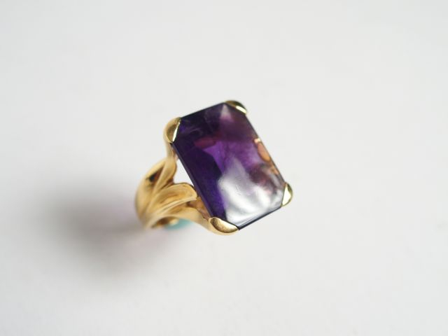 Bague monture or jaune de style Art Nouveau, ornée d’une améthyste tai