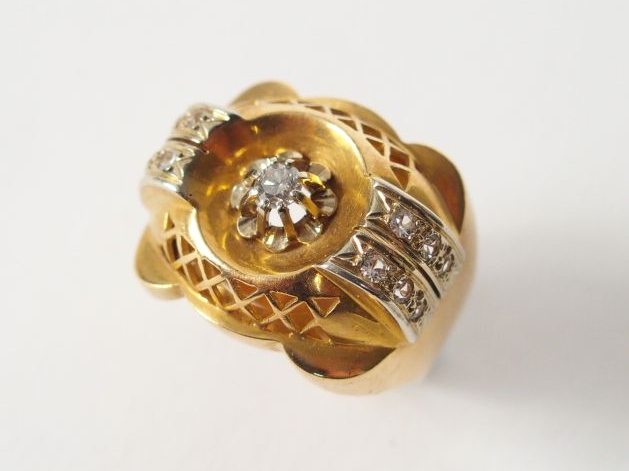 Bague 1950 en or jaune, dite « pont », ornée en son centre d’un diaman
