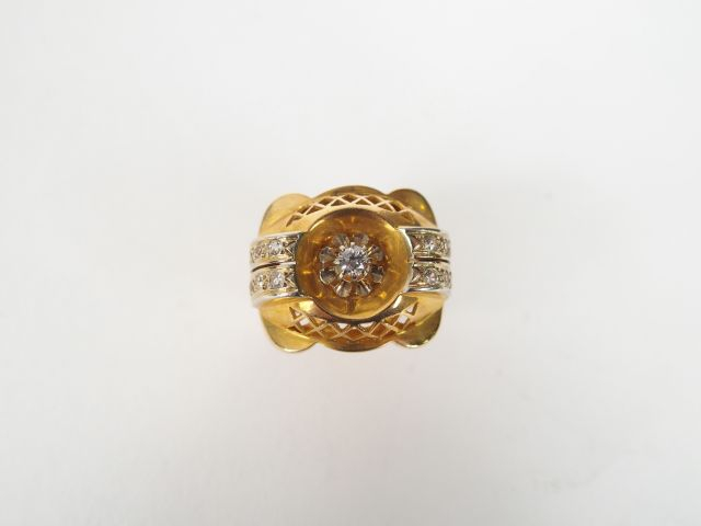 Bague 1950 en or jaune, dite « pont », ornée en son centre d’un diaman