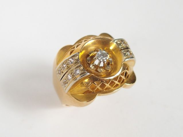 Bague 1950 en or jaune, dite « pont », ornée en son centre d’un diaman