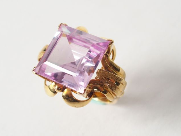 Bague Art Nouveau monture or jaune, ornée d’un saphir rose synthétique