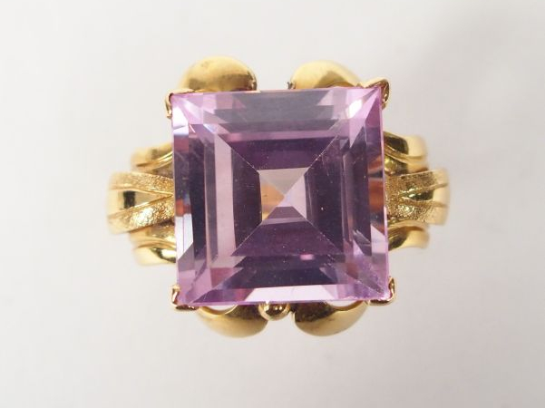 Bague Art Nouveau monture or jaune, ornée d’un saphir rose synthétique