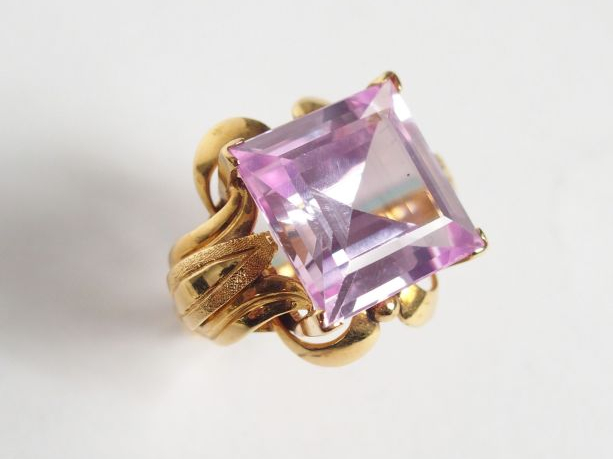 Bague Art Nouveau monture or jaune, ornée d’un saphir rose synthétique