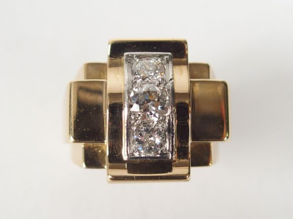 Bague 1950 monture or jaune ornée de 3 diamants taille ancienne de 0,4