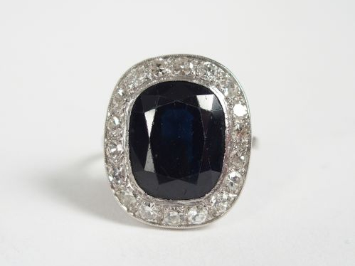 	Bague 1920 monture platine travaillée, sertie d’un saphir taille rect