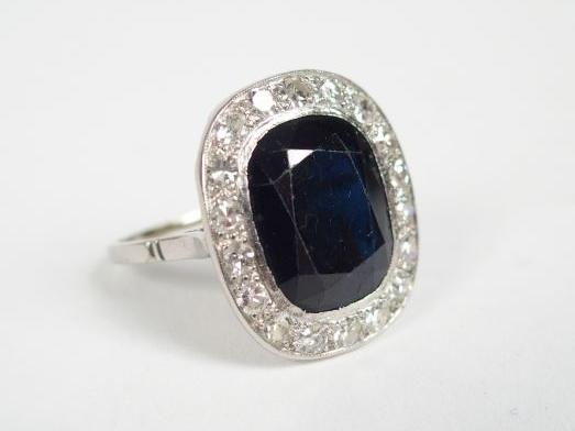 	Bague 1920 monture platine travaillée, sertie d’un saphir taille rect