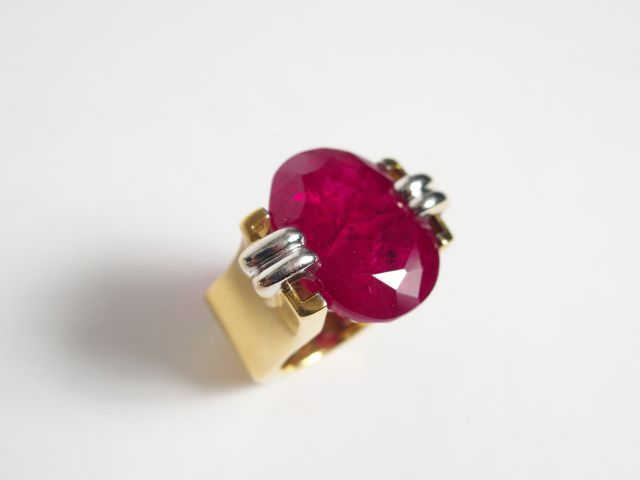 	KRIA. Bague de style Art Déco monture or jaune travaillée, ornée d’un