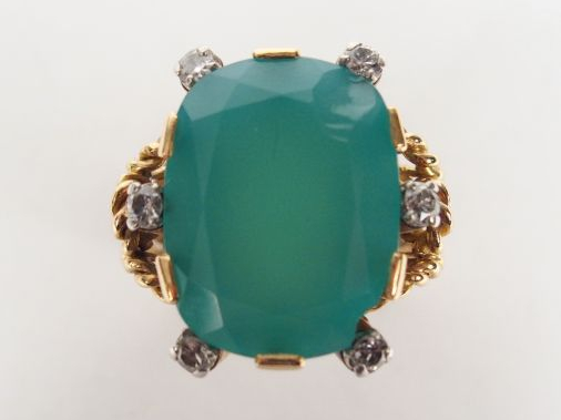 Bague monture or jaune travaillée, ornée d’un chrysoprase de 13ct envi