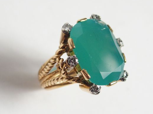 Bague monture or jaune travaillée, ornée d’un chrysoprase de 13ct envi