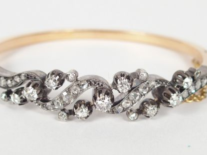 Bracelet jonc Napoléon III monture or jaune, décor d’arabesques pavage