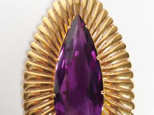 Pendentif Art Déco monture or jaune ajourée, ornée d’un corindon synth