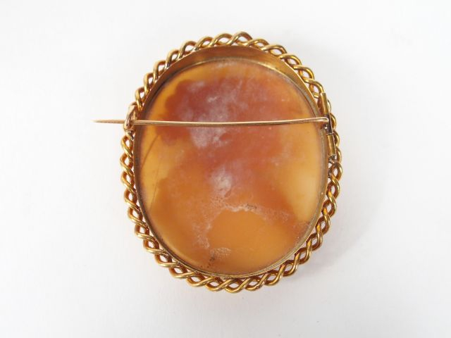 Camée coquille monture or jaune "Profil de jeune femme". 6 x 5cm