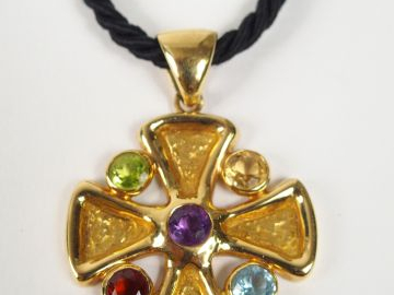 Pendentif en or jaune en forme de croix, rehaussé de 5 pierres taille 