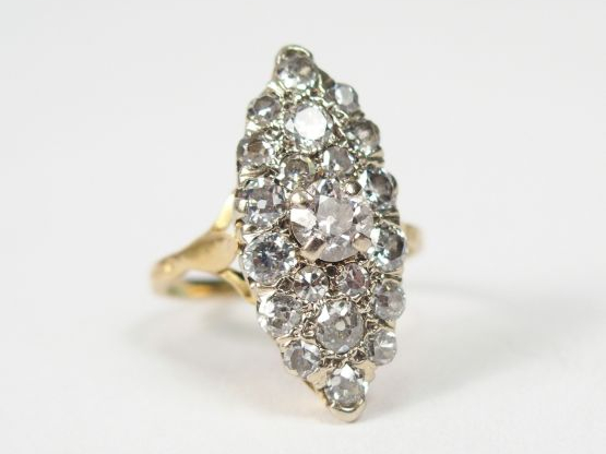 Bague marquise en or jaune, ornée en son centre d'un diamant taille an