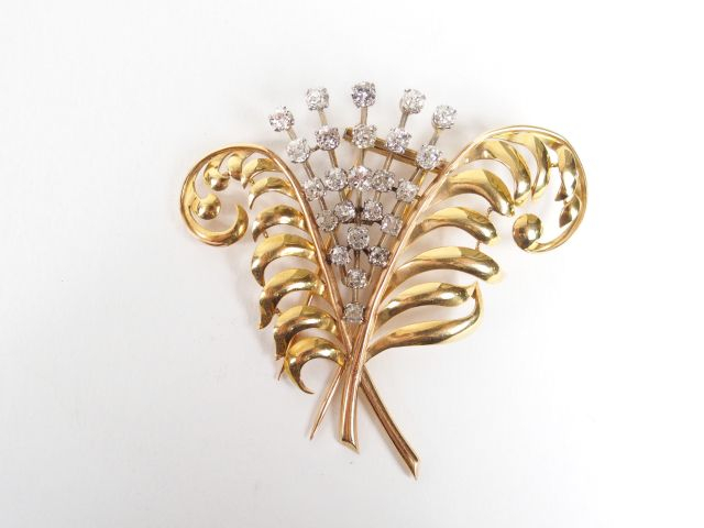 Broche en or jaune en forme de gerbe, branches centrales formées par 2