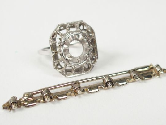 Monture de bague et de broche barette en platine. Poids: 9gr